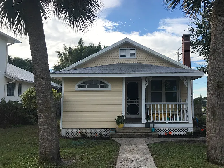 Historic home in downtown Stuart, walk to stores and restaurants. Catch the Stuart trolley and ride downtown. 4 miles from beach. Located right off of Ocean Blvd. Two blocks from Cleveland Clinic North Hospital.