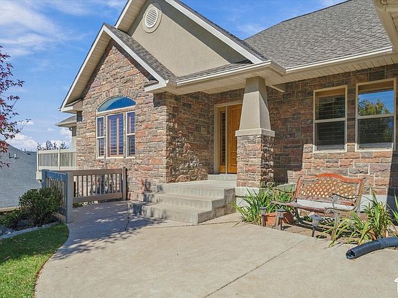 3rd image of 1553 Oakview Dr