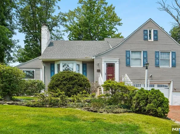 25 Lake Dr E, Wayne, NJ 07470