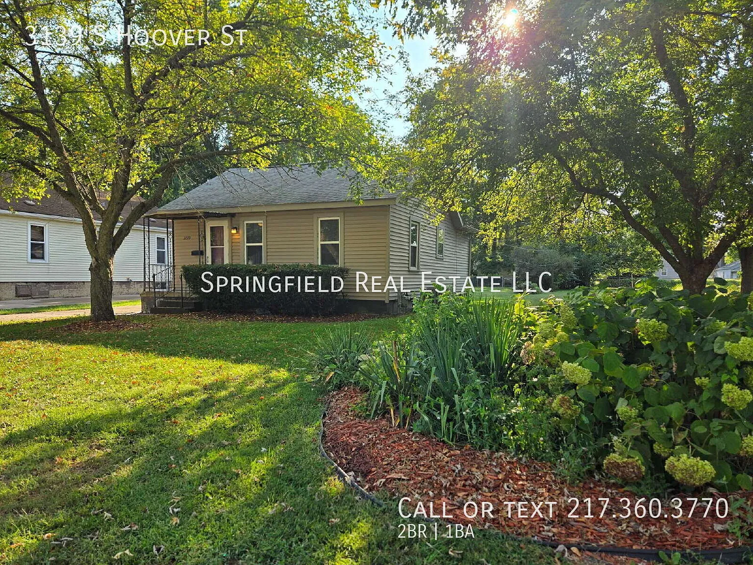 Room to Roam Updated 2 Bed with Huge Yard & 2-Car Garage — Photo 4