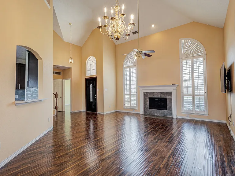 1726 Northampton Dr — Photo 3