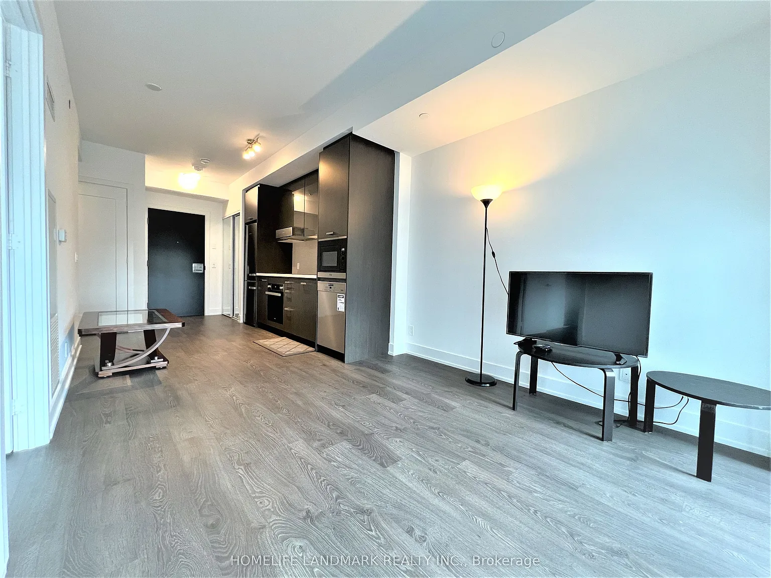Distinction Condo — Photo 4