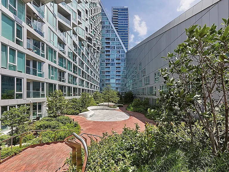 625 W 57th St #478 — Photo 35
