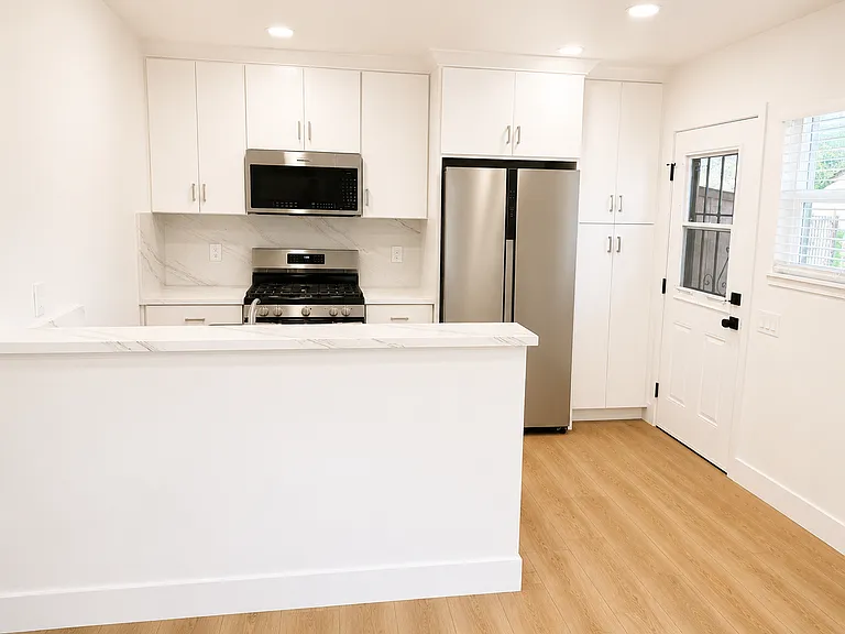 795 W Pomona Blvd — Photo 4