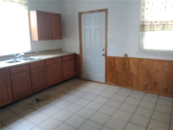 4th image of 2224 Felix St