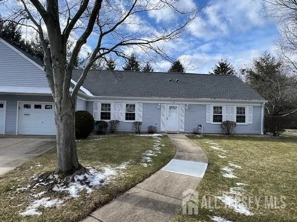 718 Victoria Ct #A, Monroe Township, NJ 08831