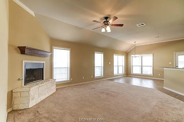 5 bed, 1964 sqft, $2,900 — Photo 2