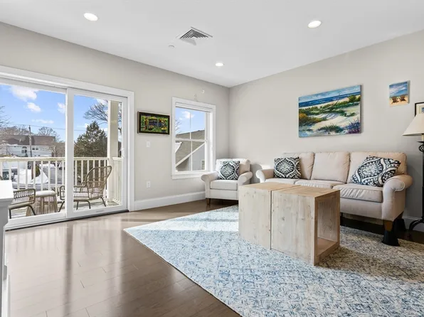 441 Essex St Unit 202, Swampscott, MA 01907