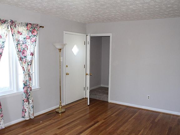 4th image of 534 Sandalwood Dr