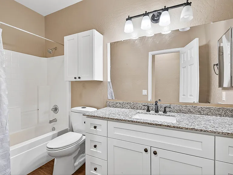 2433 W Ellis St — Photo 16