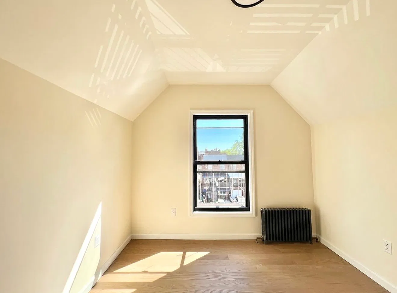 3 bed, 1000 sqft, $3,100 — Photo 1
