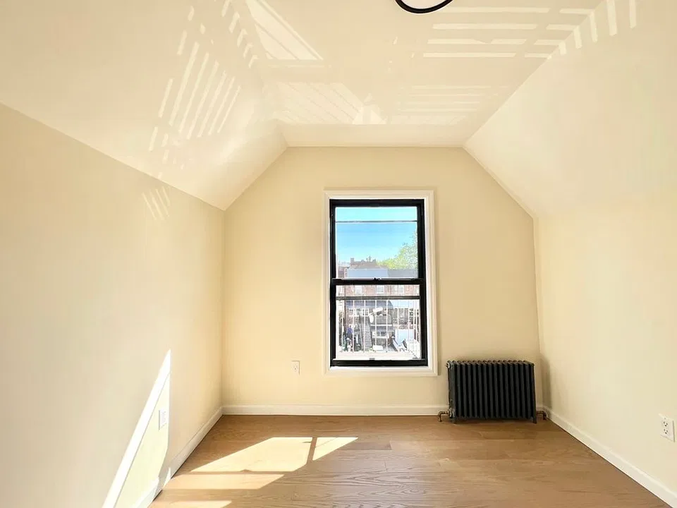 90 Bay 32nd St #3