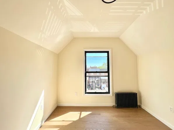 90 Bay 32nd St #3, Brooklyn, NY 11214