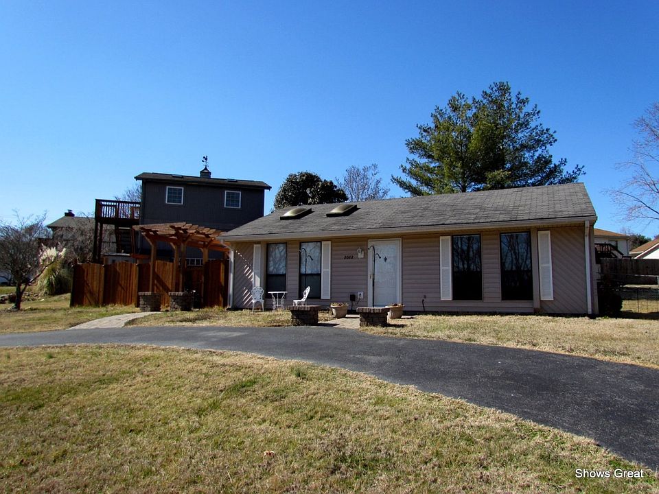 For Sale: 2022 ELIZABETH DR, Vinton, Virginia 24179