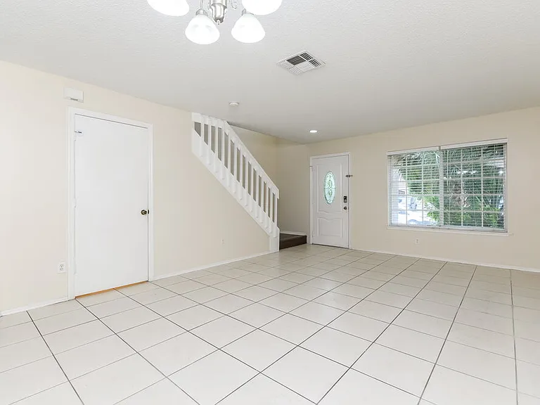 1231 Heather Lake Dr — Photo 5