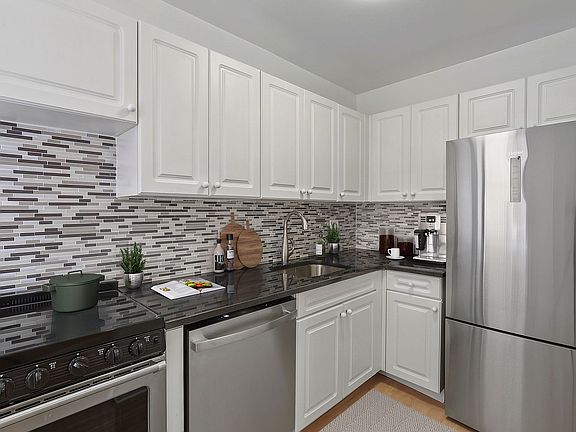 3rd image of 50 W 34th St APT 4C4