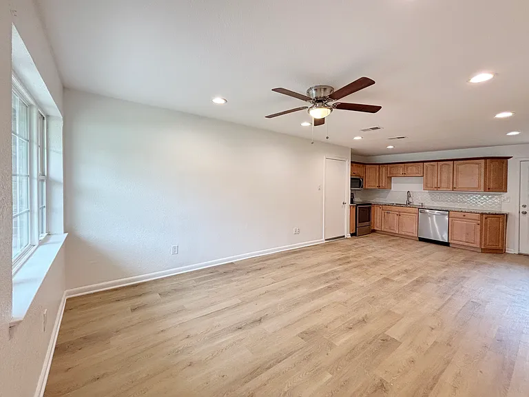 1304 Curtis Dr — Photo 9