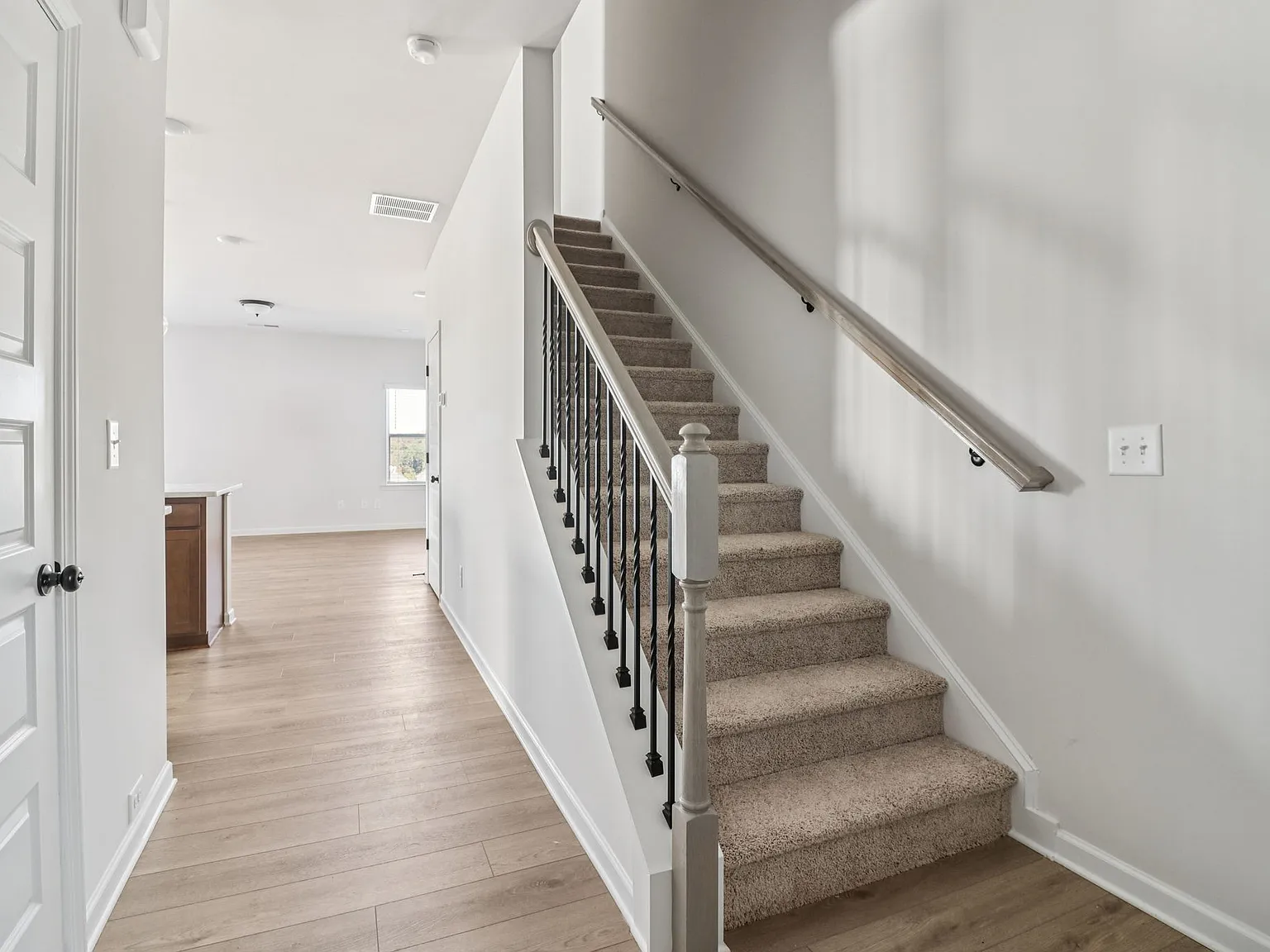 3 bed, 2.5 bath, 1933 sqft, $2,100 — Photo 3