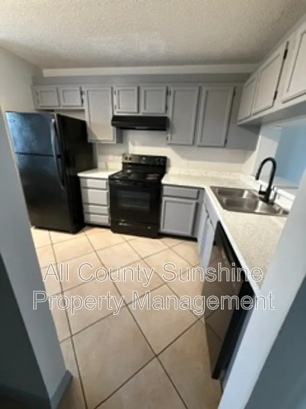 3 bed, 2.0 bath, 1295 sqft, $2,300 — Photo 4