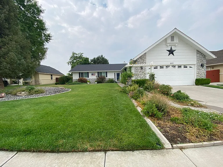 1692 Lantana Dr — Photo 1