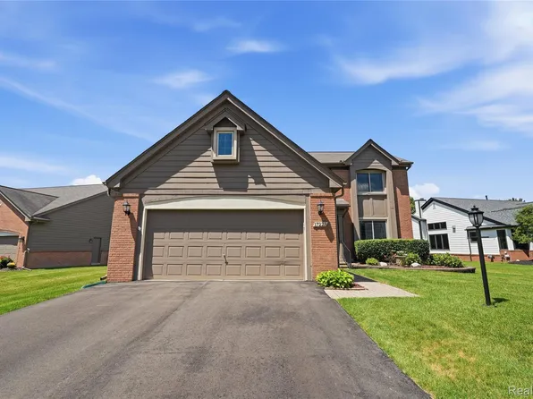 17223 Lake View Cir, Northville, MI 48168