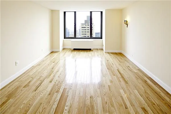 Rented by Siderow Residential Group | media 8