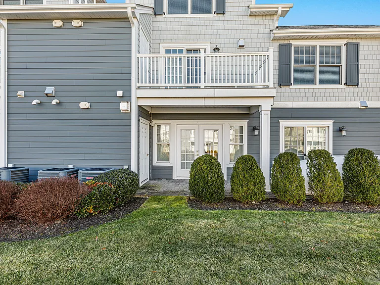13 Village Green Dr — Photo 2