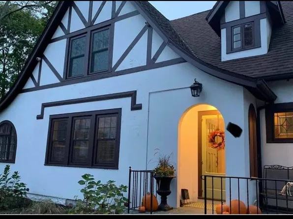 128 Maple Ave, Smithtown, NY 11787