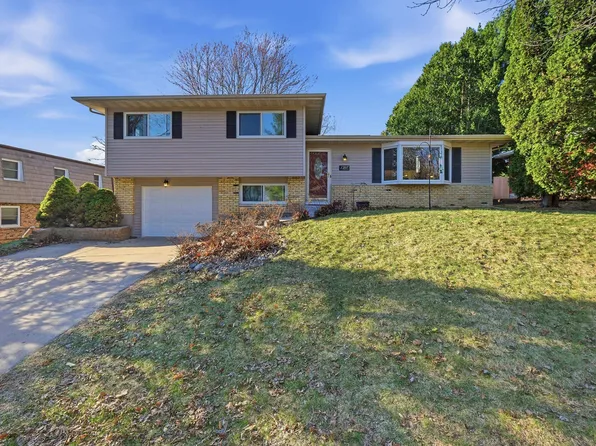 7207 Fortune Dr, Middleton, WI 53562