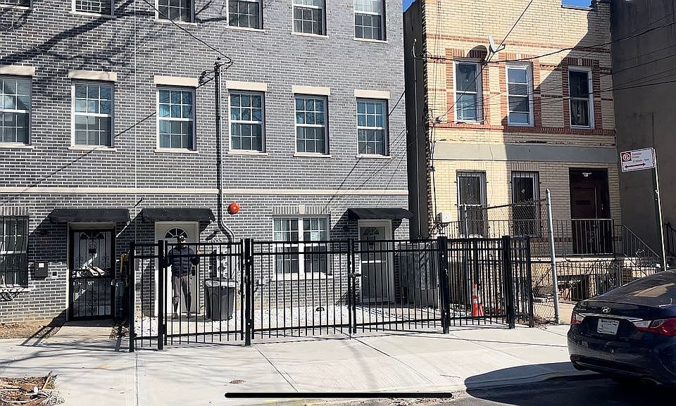 2nd image of 655 Hinsdale St
