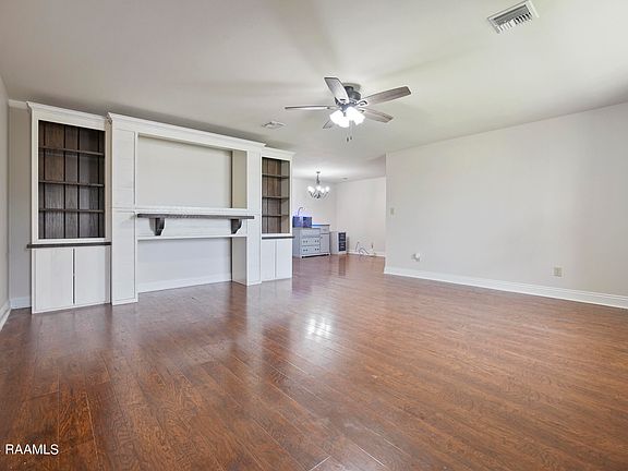 4th image of 264 Foxglove Dr