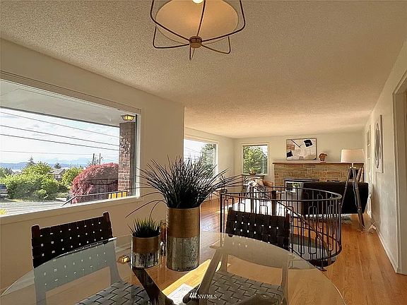5th image of 3005 Sunset Dr W