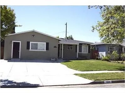 1464 Blackstone Ave photo 1