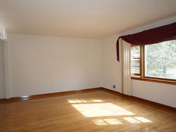4th image of 28 Belmont Dr