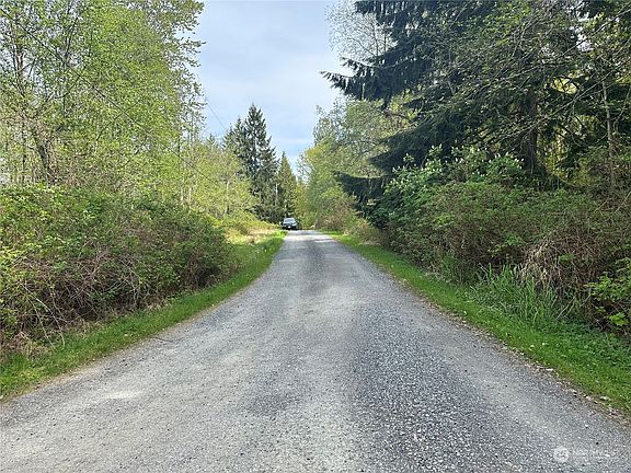 Shared driveway looking back towards main road>