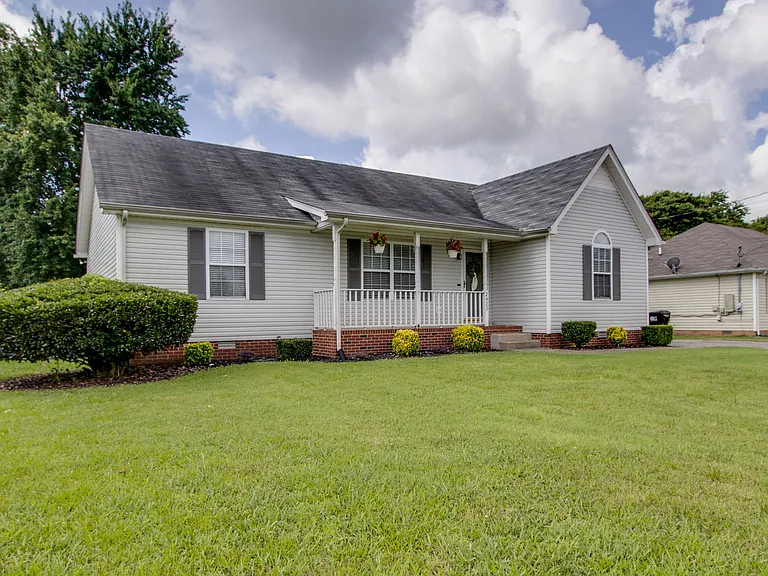 2423 Sawmill St — Photo 2