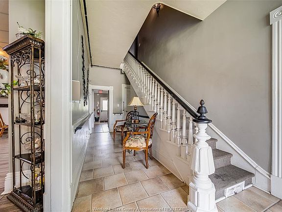 5th image of 122 Talbot St S