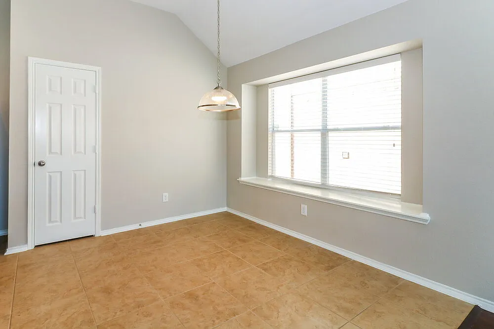 4 bed, 2.0 bath, 1816 sqft, $2,490 — Photo 4