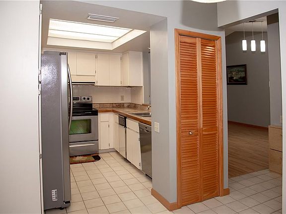 5th image of 2923 Featherstone Dr