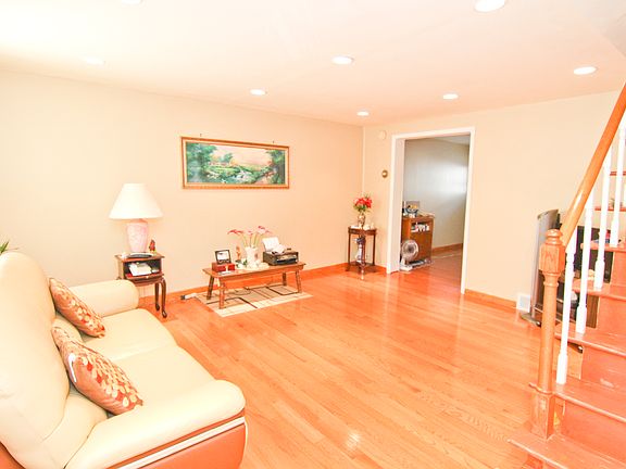 4th image of 2737 S Sheridan St