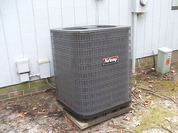 3rd image of 200-52 Rollins Dr