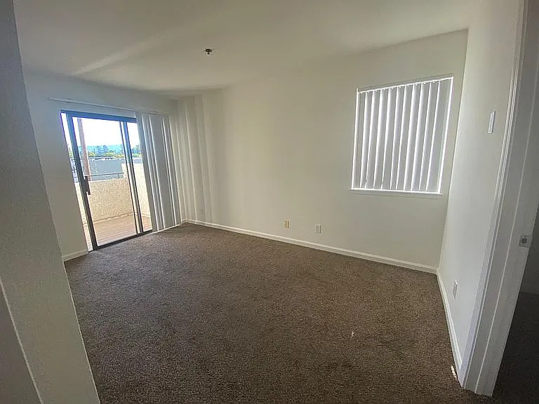 3 bed, 1090 sqft, $3,200 — Photo 4