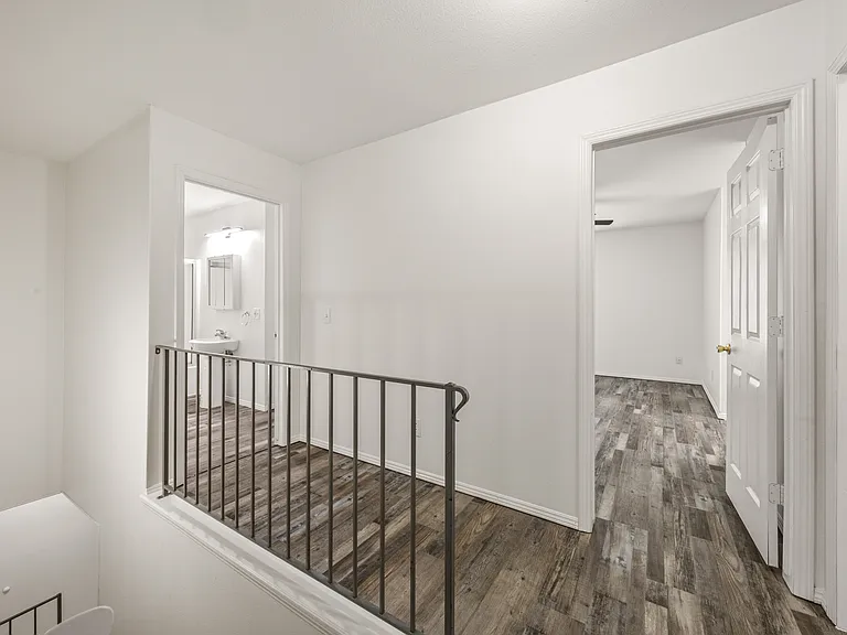 Molly Court — Photo 36
