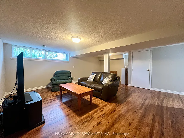 1763 Sandgate Cres #LOWER — Photo 9