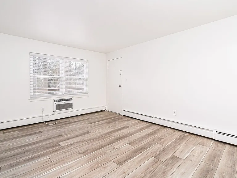Lindsay Court Apartments — Photo 10