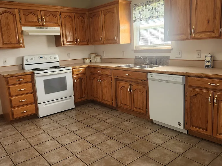 1284 McVey St — Photo 3