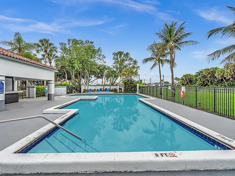 1020 Lake Victoria Dr #B — Photo 51