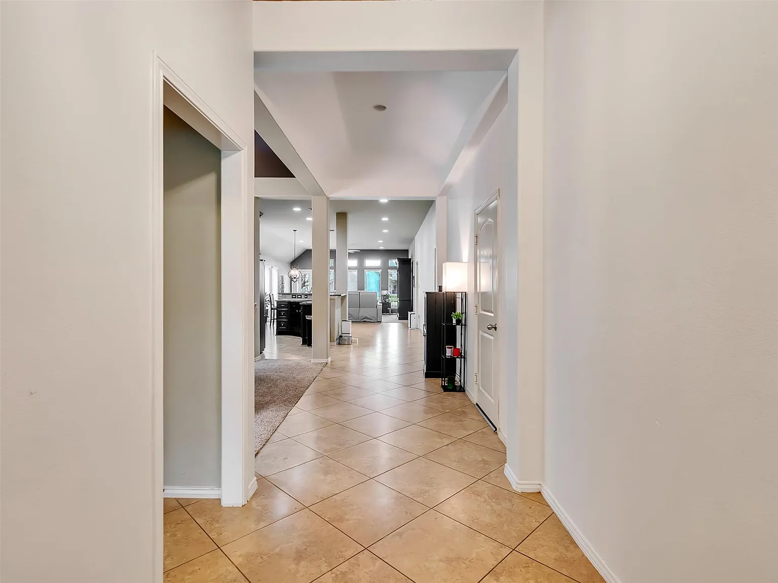 4 bed, 2.0 bath, 2339 sqft, $2,500 — Photo 3