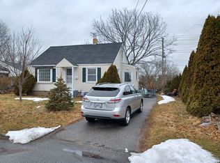 13 Hart St, Middletown, RI 02842