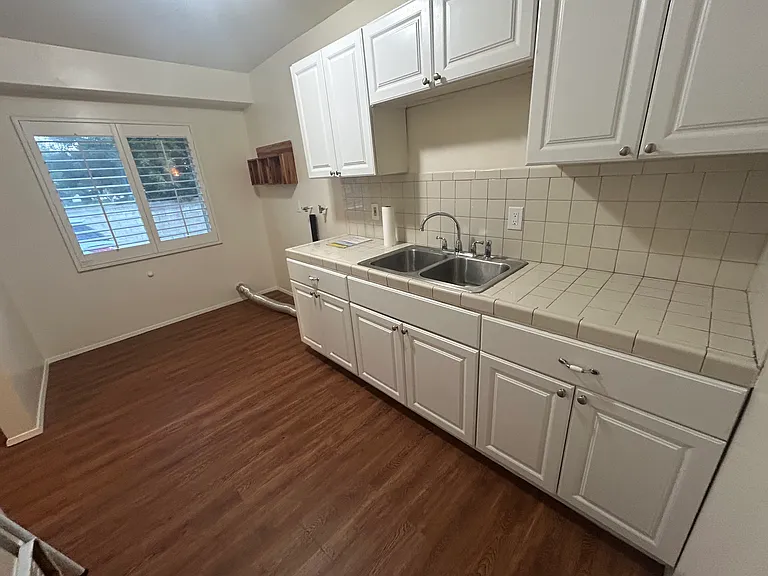 212 1/2 E Maple Ave #C — Photo 4